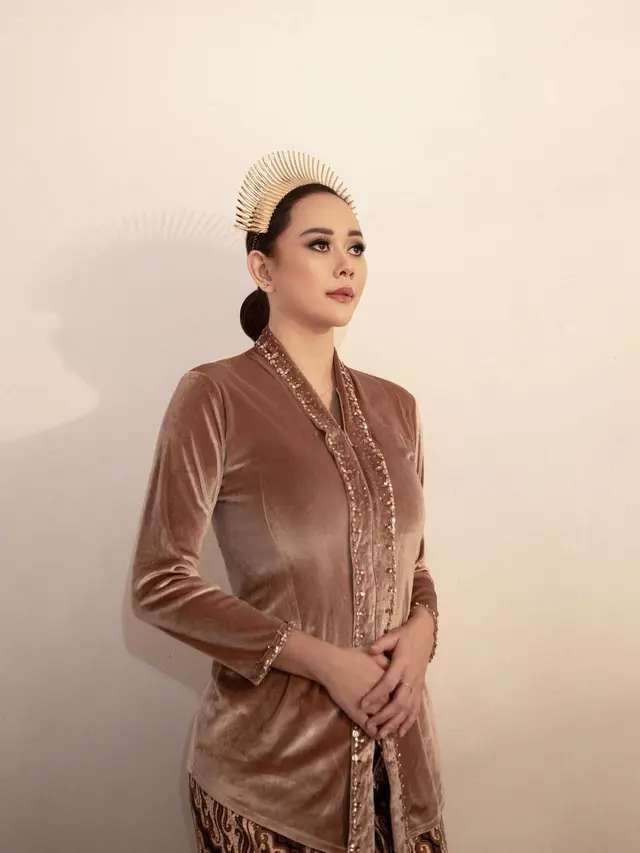 7 Pesona Aura Kasih saat Pakai Kebaya, Anggun Banget
