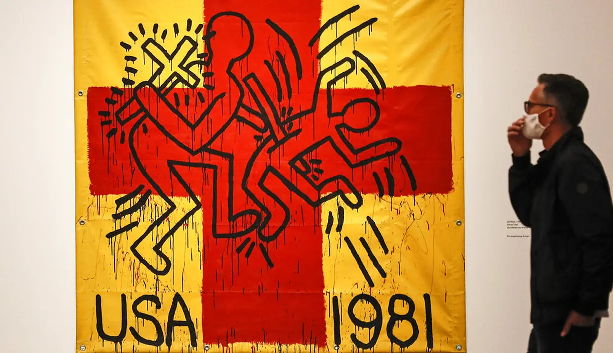 Pengunjung mengamati karya seni seniman Amerika Serikat Keith Haring saat pameran di Museum Folkwang, Essen, Jerman, Selasa(1/9/2020). Keith Haring merupakan seniman jalanan asal New York yang meninggal akibat komplikasi AIDS pada tahun 1990. (AP Photo/Martin Meissner)