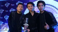 Boyband CJR berpose usai mendapatkan penghargaan Boy/Girlband Paling Ngetop dalam ajang SCTV Awards 2016 di Studio Emtek City, Jakarta, Kamis (28/04/2016). (Liputan6.com/Herman Zakharia)