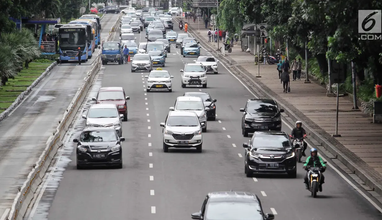 Sejumlah pengendara melintas di jalan MH.Thamrin - Medan Merdeka Barat, Jakarta, Selasa (7/11). Gubernur DKI Jakarta Anies Baswedan berencana menghapus larangan sepeda motor melintas di Jalan Sudirman-Thamrin. (Liputan6.com/Faizal Fanani)