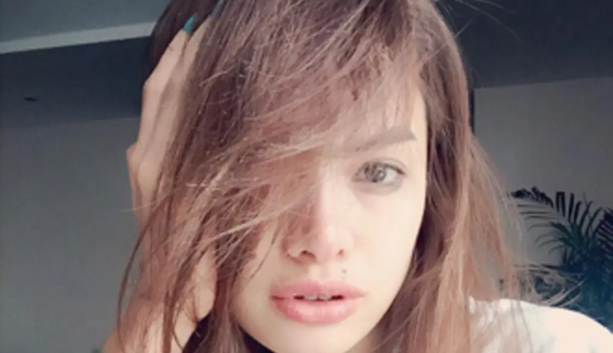 Nikita Mirzani ditangkap pada Kamis (10/12/2015) malam di sebuah kamar di Hotel Kempinski, Jakarta Pusat. Sebelum ditangkap terlihat Nikita Mirzani masih ‘narsis’ di media sosial. (via instagram/@nikitamirzanimawardi)