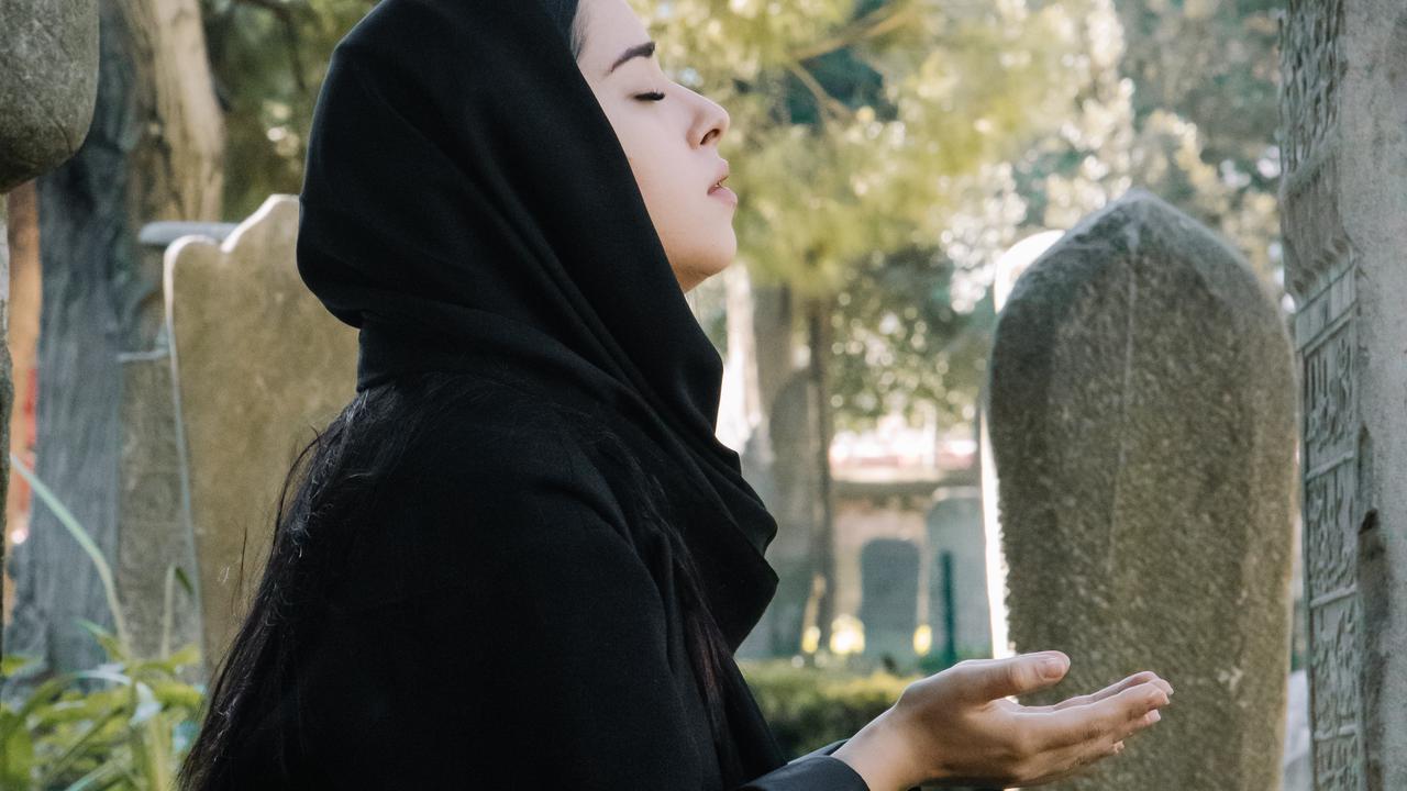 Ilustrasi bacaan doa ziarah kubur