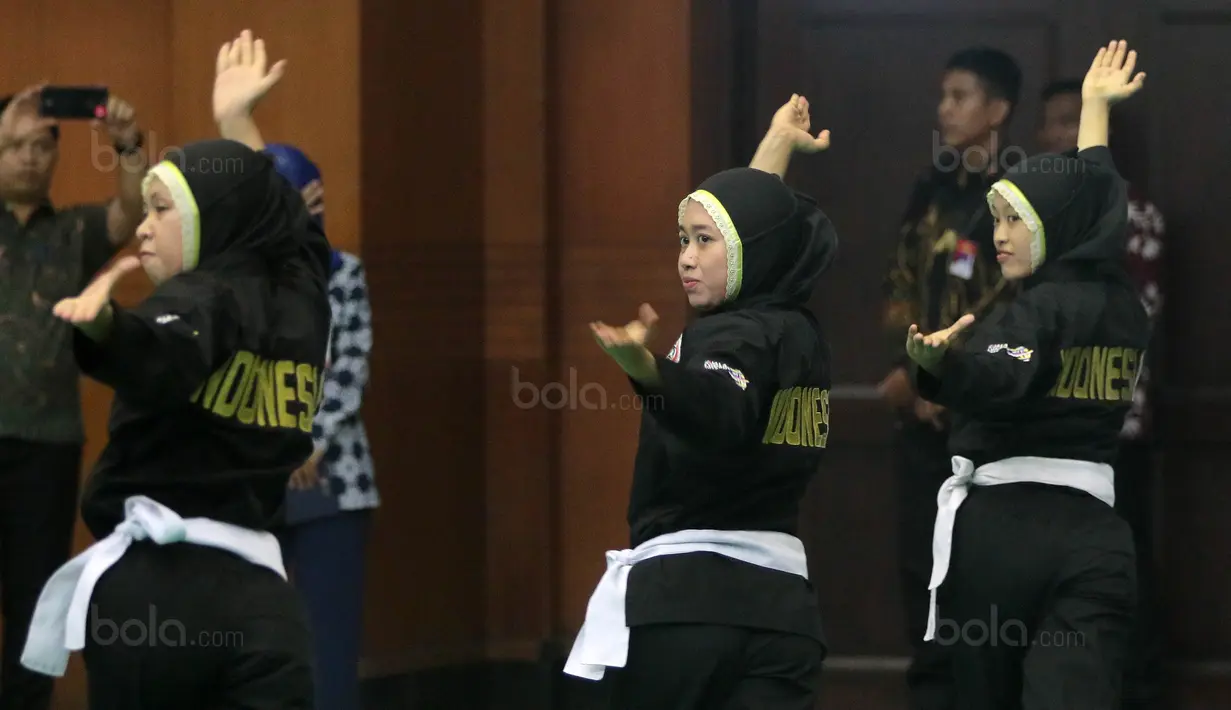 Atlet silat regu putri Indonesia menunjukan teknik kepada Wapres, Jusuf Kalla di Padepokan Silat, Taman Mini, Jakarta Timur, (03/10/2017).  Kunjungan ini untuk memantau persiapan jelang Asian Games 2018. (Bola.com/Nicklas Hanoatubun)