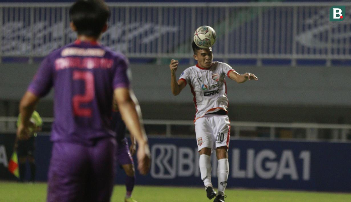 Gelandang Borneo FC, Paulo Sitanggang (kanan) menyundul bola dibayangi bek Persik Kediri, Risna Ranggalelana dalam laga pekan kedua BRI Liga 1 2021/2022 di Stadion Pakansari, Bogor, Jumat (10/9/2021). Borneo FC Kalah 0-1. (Foto: Bola.com/Ikhwan Yanuar)