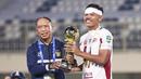 Wakil ketua PSSI, Zainudin Amali (kiri) memberikan piala kepada kapten Garudayaksa, Asep Berlian dalam babak final di Stadion Maguwoharjo, Sleman, pada Sabtu (9/5/2026) malam WIB.