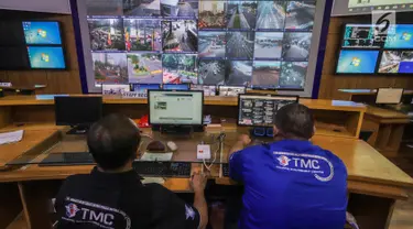 Petugas kepolisian Traffic Managemet Center memantau lalu lintas di Ruang Monitoring, Polda Metro Jaya, Jakarta, Senin (1/7/2019). Ditlantas Polda Metro Jaya mulai menerapkan empat fitur tambahan pada kamera tilang elektronik atau E-TLE mulai hari ini. (Liputan6.com/Faizal Fanani)