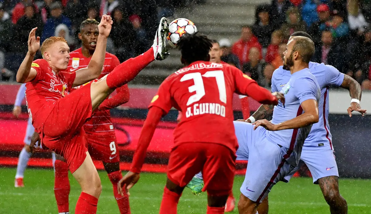 Sejak awal laga permainan berjalan cukup sengit. Dengan materi pemain yang lebih baik, Barcelona terlihat lebih menguasai permainan. Namun Salzburg juga beberapa kali menebar ancaman ke area pertahanan Barcelona lewat serangan balik yang berbahaya. (Foto: AFP/Barbara Gindl)