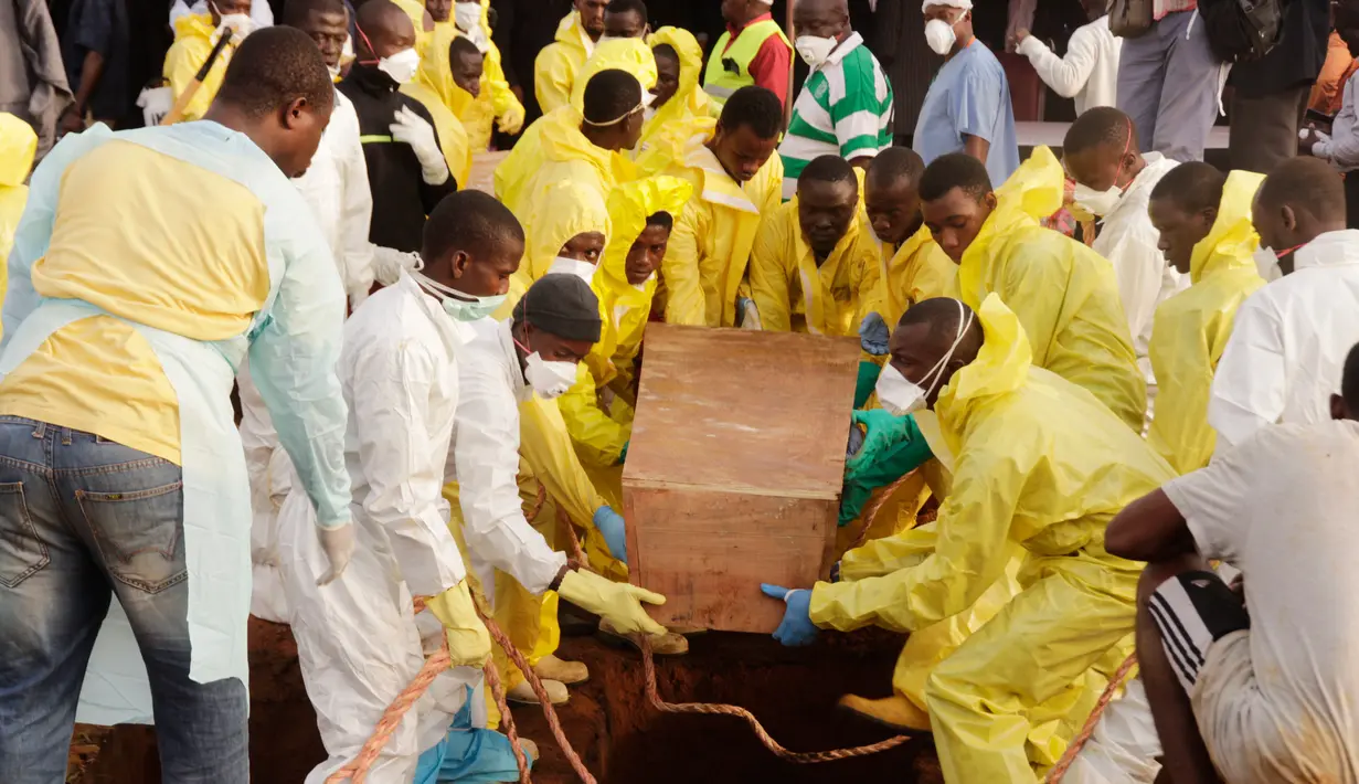 Peti jenazah korban banjir dan tanah longsor saat dimakamkan di sebuah pemakaman di Sierra Leone, Freetown, (17/8). Pemerintah setempat telah mengubur 350 orang yang tewas akibat musibah tersebut. (AP Photo/Kabba Kargbo)