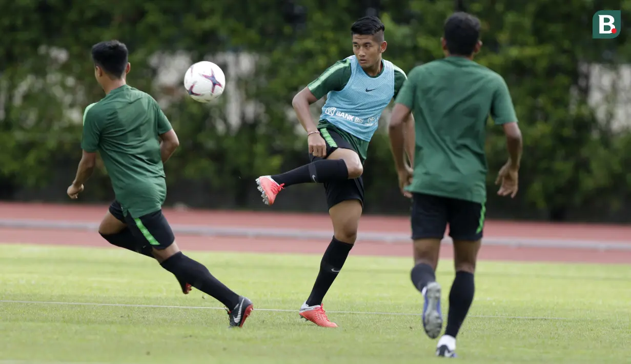 Pemain Timnas Indonesia, I Putu Gede, mengontrol bola saat sesi latihan di Stadion Bishan, Singapura, Rabu (7/11). Latihan Timnas ini merupakan persiapan jelang laga melawan Singapura pada Piala AFF 2018. (Bola.com/M Iqbal Ichsan)