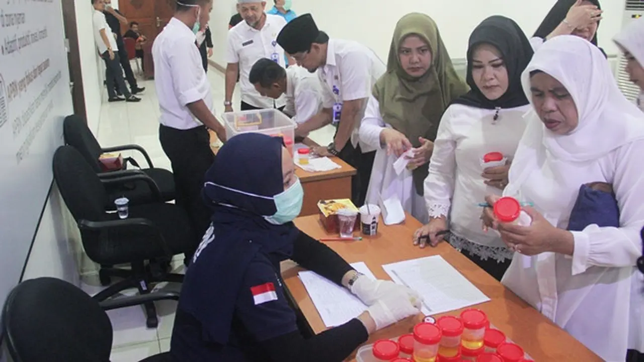 Sejumlah pejabat di Pemerintah Provinsi Riau jalani tes urine oleh Badan Narkotika Nasional.