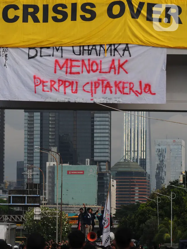 Demo Menolak Perppu Cipta Kerja