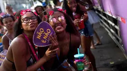 Sejumlah wanita berpose untuk difoto saat merayakan karnaval "Maria vem com as outras" di Rio de Janeiro, Brasil (3/2). (AP Photo / Silvia Izquierdo)