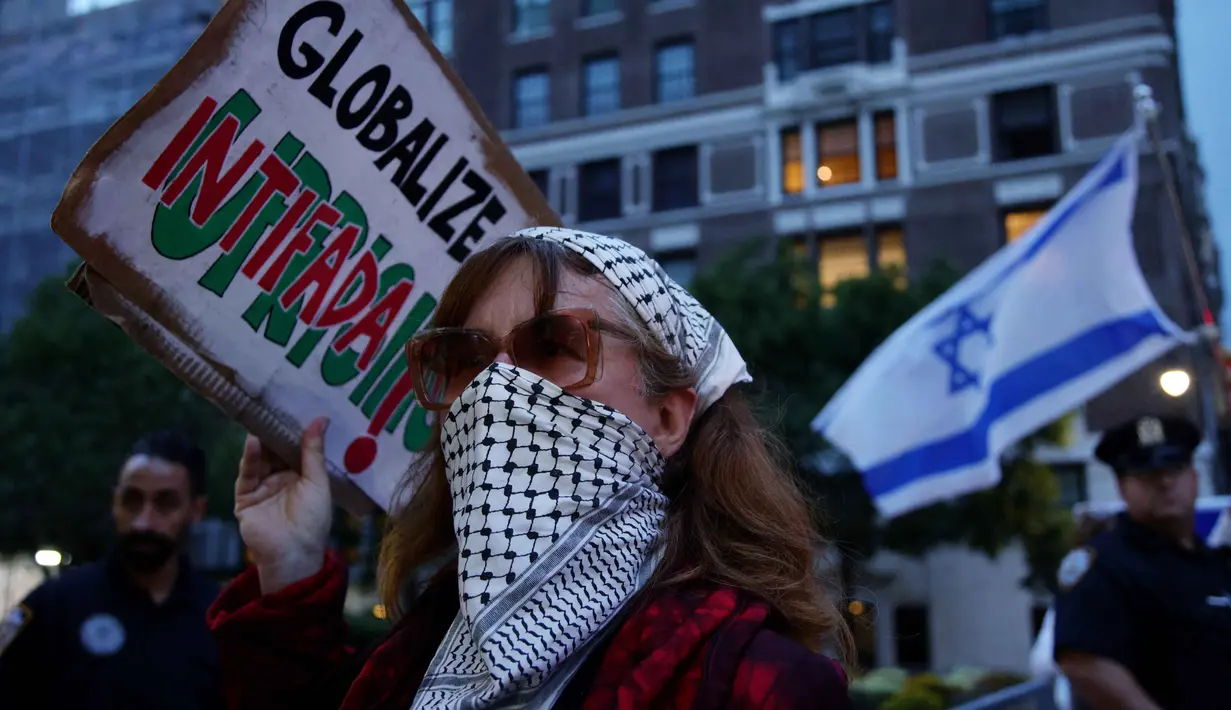 Sejumlah aktivis pro-Palestina menggelar aksi unjuk rasa di luar hotel tempat Perdana Menteri Israel Benjamin Netanyahu selama berada di New York, Amerika Serikat pada 25 September 2025. (Leonardo MUNOZ/AFP)