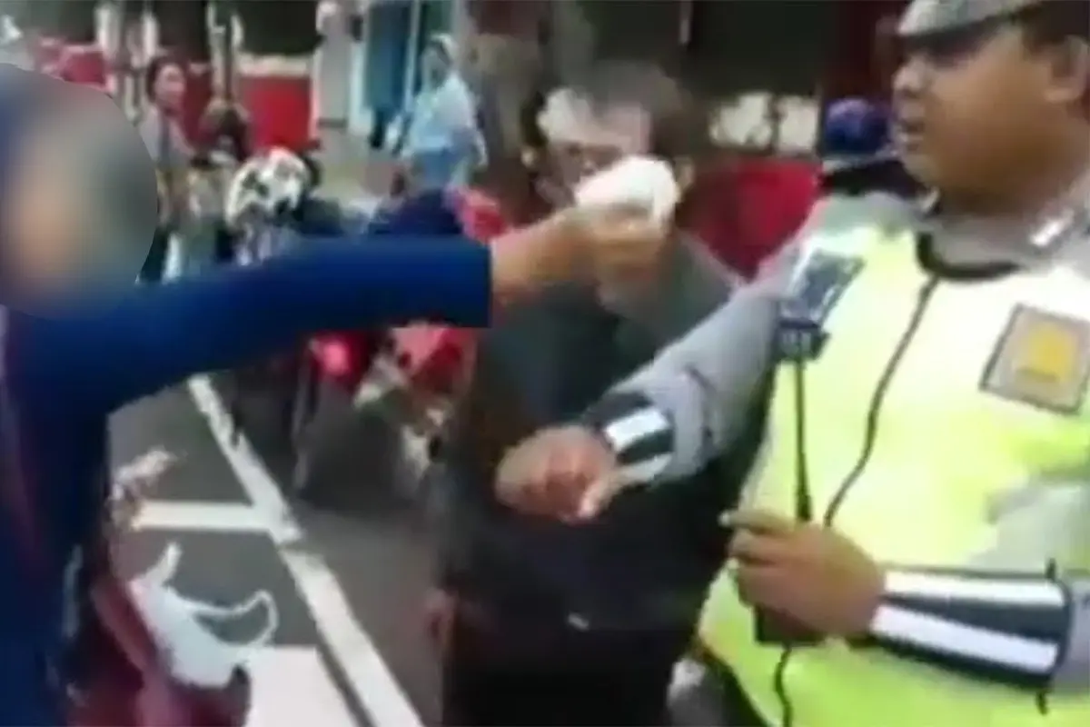 [Bintang] Video Emak-emak Gigit Polisi Viral, Ini Lho Polisi yang Jadi Korban