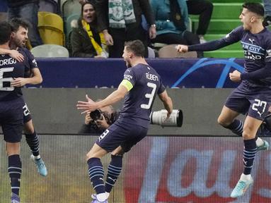 Manchester City tanpa ampun menghajar Sporting Lisbon pada leg pertama babak 16 besar Liga Champions yang digelar di Estadio Jose Alvalade, Rabu (16/2/2022). (AP/Armando Franca)