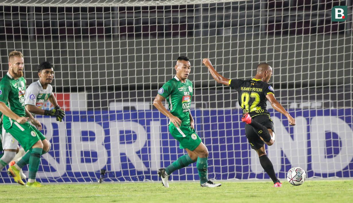 Barito Putera unggul lebih dulu pada menit ke-17. Sontekan Beni Oktovianto berhasil menggetarkan gawang PSS Sleman. (Bola.com/Bagaskara Lazuardi)