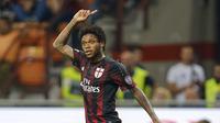 GOL KEMENANGAN - Luiz Adriano mencetak gol ke gawang Empoli dan membawa AC Milan menang 2-1. ( REUTERS/Giampiero Sposito)