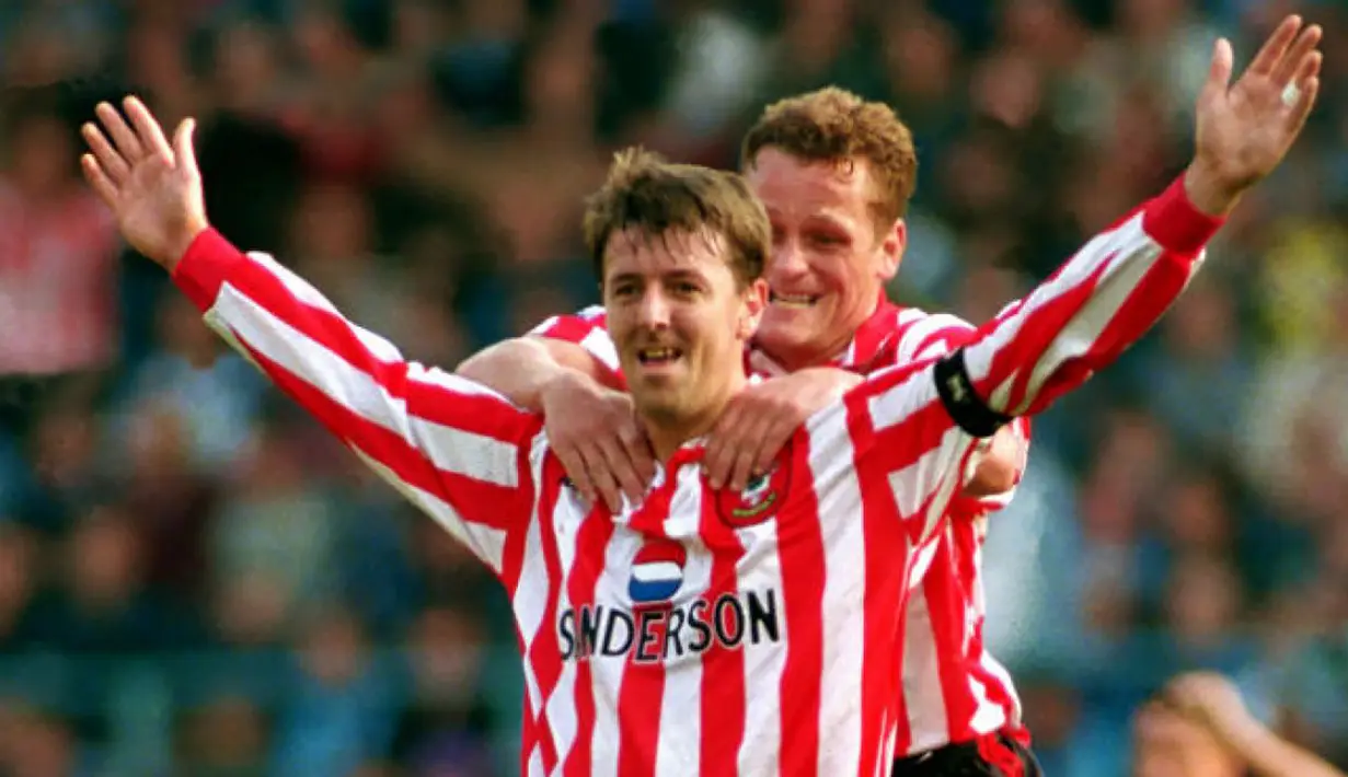 Matthew Le Tissier. Gelandang serang Inggris yang memperkuat Southampton selama total 16 musim ini mampu mencetak gol dari eksekusi tendangan penalti sebanyak 9 gol pada tahun 1994. Rekornya baru berhasil disamakan 20 tahun kemudian oleh bintang Liverpool, Steven Gerrard. (otbsports.com)