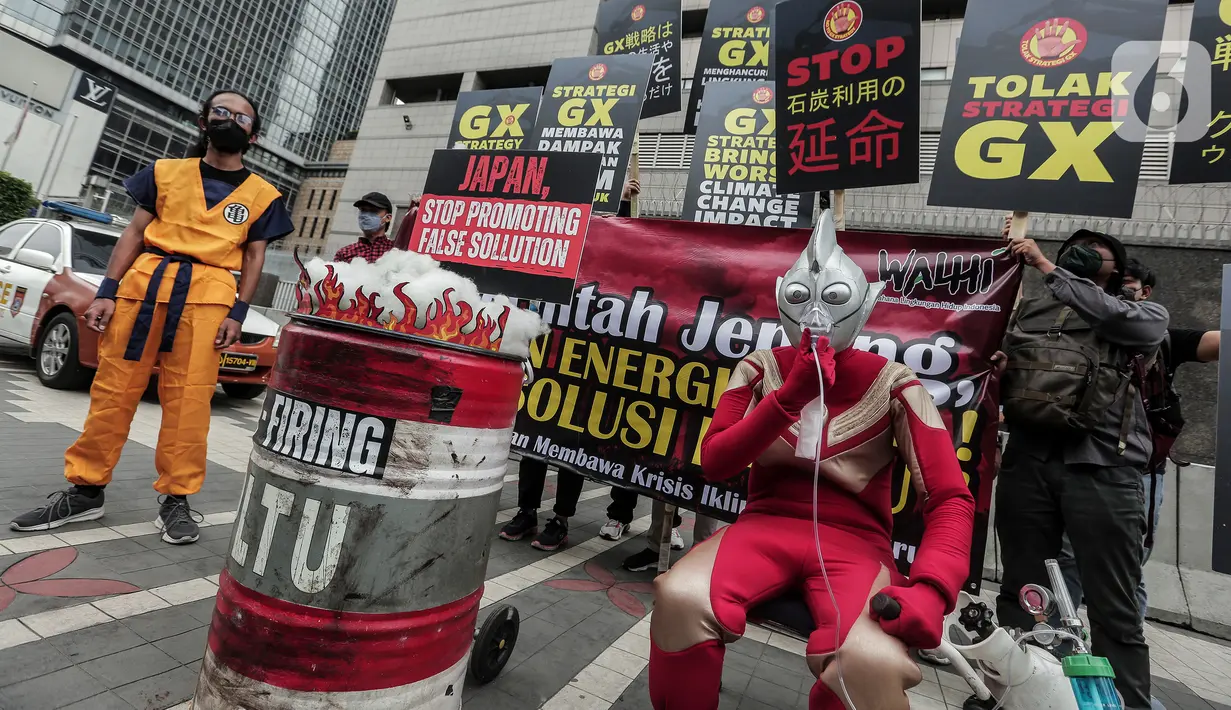 Sejumlah aktivis Wahana Lingkungan Hidup Indonesia (Walhi) berunjuk rasa di depan Kantor Kedutaan Besar Jepang, Jakarta, Selasa (1/11/2022). Mereka menyampaikan protes terhadap pemerintah Jepang yang mempromosikan berbagai teknologi seperti co-firing hidrogen dan amonia, teknologi penangkapan dan penyimpanan karbont (CCS), serta penggunaan Liquid Natural Gas (LNG) untuk investasi sektor energi mereka melalui strategi GX (Green Transformation) karena dianggap solusi palsu dalam mengatasi krisis iklim. (Liputan6.com/Johan Tallo)