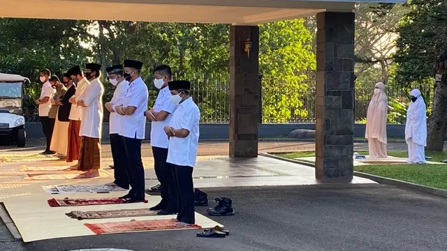 Suasana salat Idul Adha Presiden Jokowi dan keluarga di halaman Wisma Bayurini
