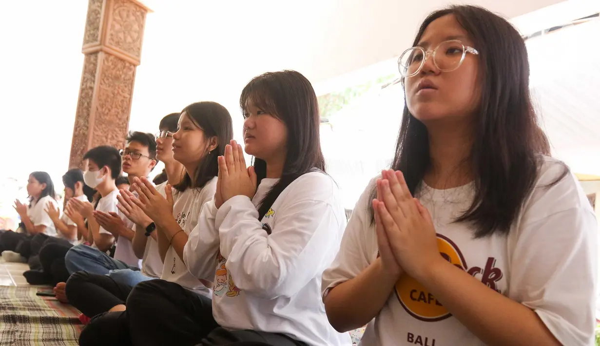 Tahun ini, Perayaan Tri Suci Waisak mengusung tema Tingkatkan Pengendalian Diri dan Kebijaksanaan Mewujudkan Perdamaian Dunia dengan agenda Pradaksina, Puja Bakti, dan Fang Shen. (Liputan6.com/Herman Zakharia)