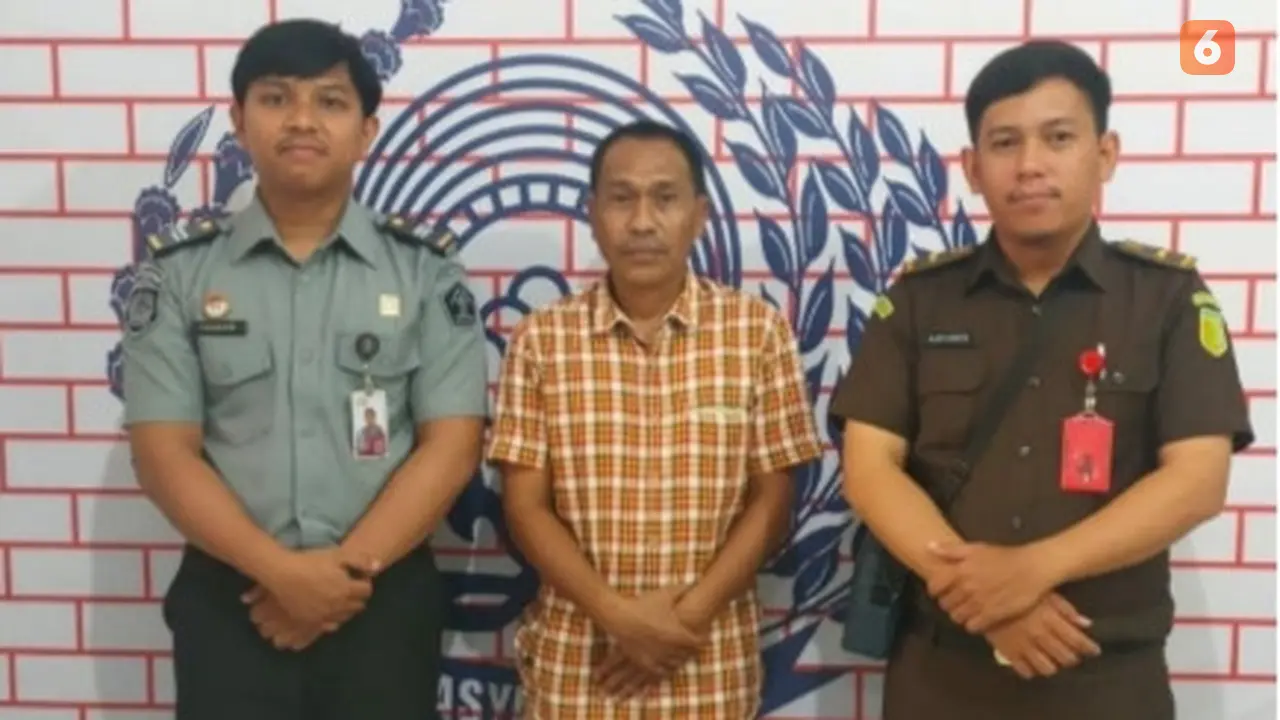 Terpidana korupsi penjualan material milik PDAM Makassar, Anzar Arifin menyerahkan diri usai dinyatakan DPO atau mengabaikan panggilan eksekusi purtusan kasusnya yang telah berkekuatan tetap alias inkrah (Liputan6.com/Eka Hakim)