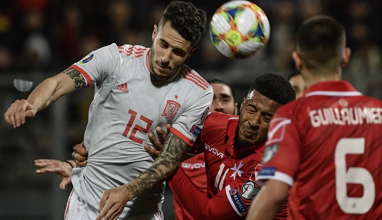 Duel udara yang dilakukan bek Spanyol, Mario Hermoso pada laga kedua Kualifikasi Piala Eropa 2020 yang berlangsung di Stadion Ta Qali, Malta, Rabu (27/3). Spanyol menang 2-0 atas Malta. (AFP/Filippo Monteforte)