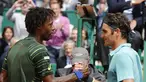 Roger Federer (kanan) bersalaman dengan sang lawan Gaen Monfils sebelum bertanding di babak ketiga Monte Carlo Masters (REUTERS/Eric Gaillard)