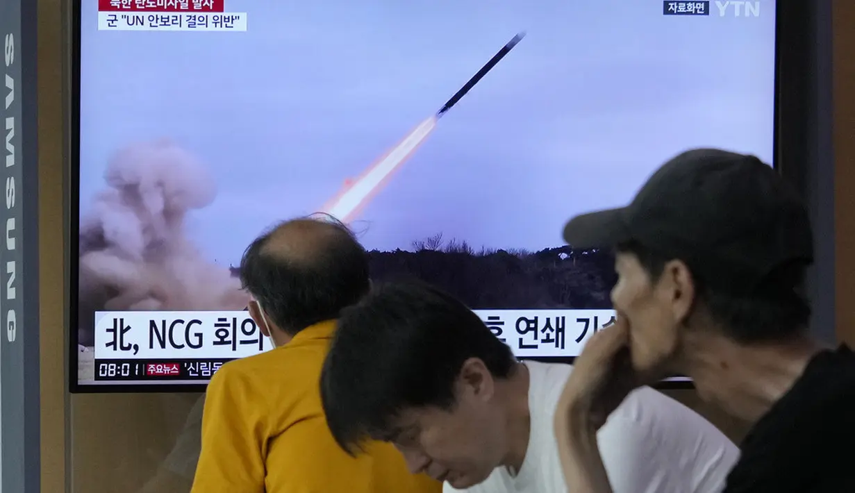 Peluncuran rudal tersebut menambah rentetan uji coba senjata baru-baru ini yang tampaknya merupakan protes terhadap AS yang mengirimkan aset angkatan laut utama ke Korea Selatan sebagai bagian dari unjuk kekuatan. (AP Photo/Ahn Young-joon)