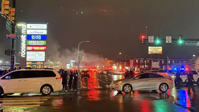 Rekaman video ini milik @lika_449 menunjukkan kebakaran, kepulan asap, dan petugas tanggap darurat setelah sebuah pesawat kecil jatuh di sebuah lingkungan di Philadelphia Timur Laut, Pennsylvania pada tanggal 31 Januari 2025. (Dok: AFP)