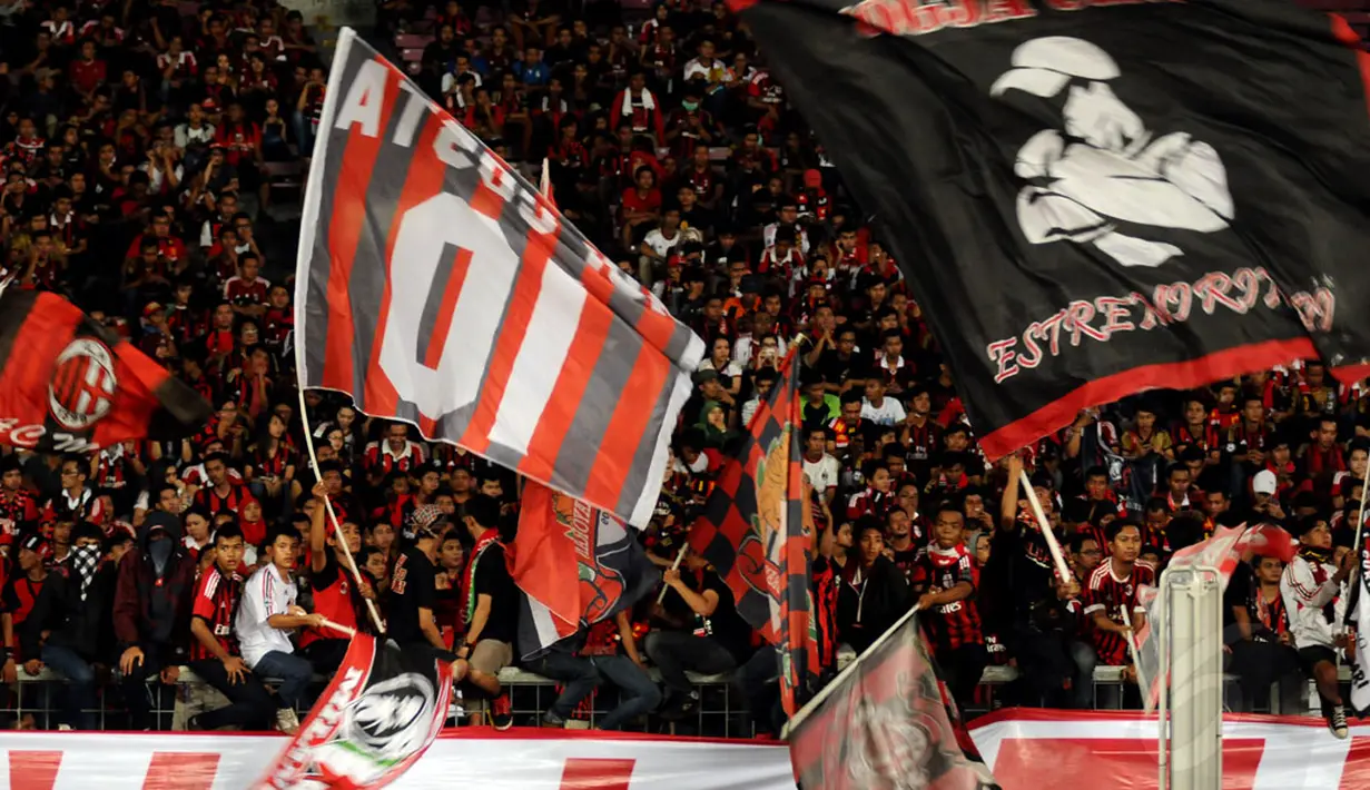 Suporter klub AC Milan memenuhi tribun selatan Stadion GBK Jakarta, (7/6/2014), untuk menyaksikan aksi para legenda sepakbola dunia yang didominasi mantan pemain klub asal Italia tersebut. (Liputan6.com/Helmi Fithriansyah)