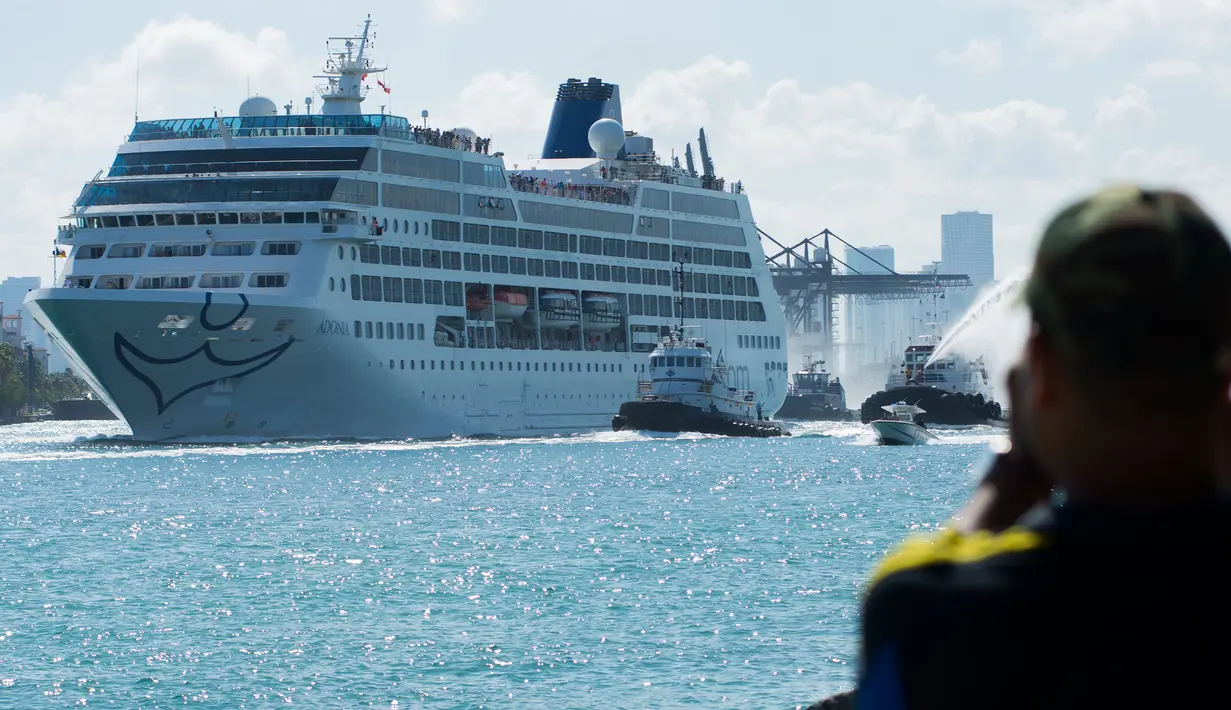 Kapal pesiar milik Carnival, Adonia berlayar dari Pelabuhan Miami, Florida, menuju Kuba, Minggu (1/5). Perjalanan kapal yang mengangkut setidaknya 700 penumpang ini merupakan yang pertama kali dilakukan setelah 50 tahun terakhir. (Gaston De CARDENAS/AFP)