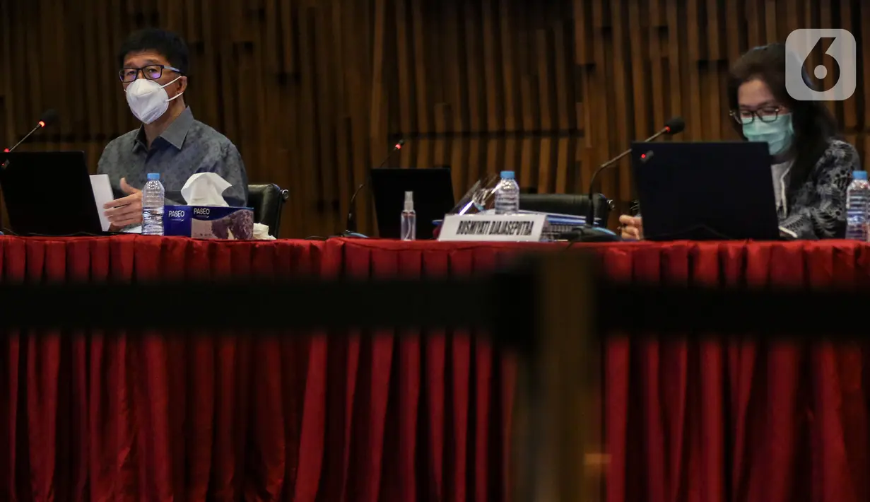 Direktur Utama PT Surya Citra Media Tbk (SCM) Sutanto Hartono bersama Direktur PT Surya Citra Media Tbk Rusmiyati Djajaseputra memberikan Paparan publik dalam acara Public Expose SCM di Studio SCTV, Jakarta, Rabu (12/8/2020). (Liputan6.com/Johan Tallo)