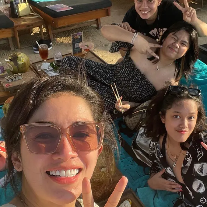 [Fimela] Ussy Sulistiawaty liburan bareng anak-anak