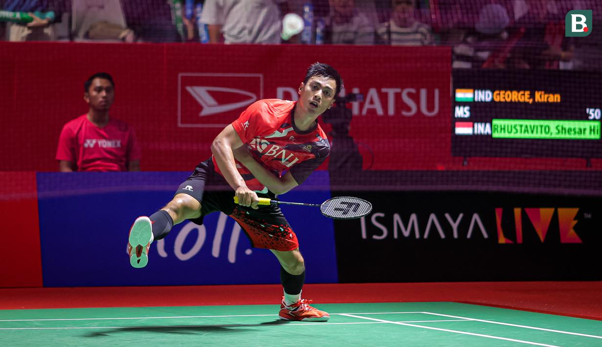 <p>Tunggal putra Indonesia, Shesar Hiren Rhustavito, saat melawan wakil India, Kiran George pada babak penyishian Indonesia Masters 2024 di Istora Senayan, Selasa (23/1/2024). Shesar takluk dengan skor 17-21, 21-12, 15-21. (Bola.com/Bagaskara Lazuardi)</p>
