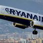 Sebuah pesawat milik maskapai Ryanair, lepas landas dari bandar udara Barcelona. (AFP)