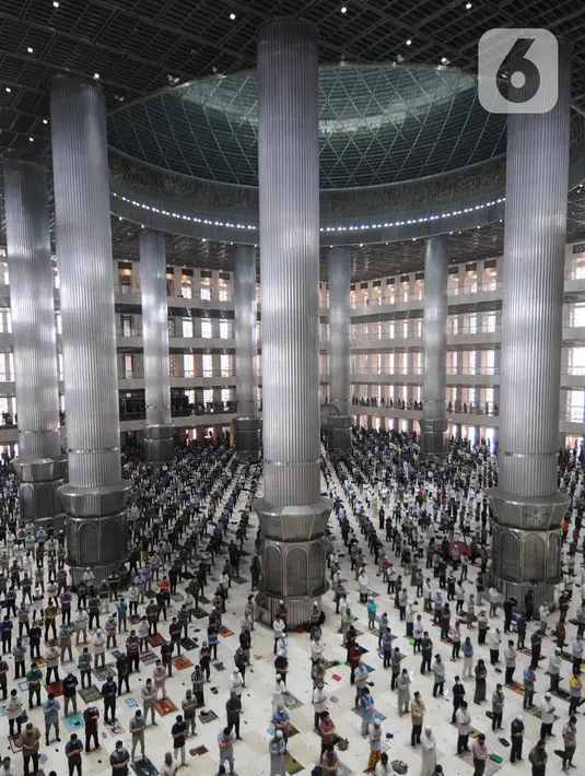 Umat Islam melaksanakan sholat Jumat  pada minggu ketiga bulan Ramadhan 1442 Hijriah di Masjid Istiqlal, Jakarta, Jumat (30/4/2021). Sholat Jumat berjamaah dengan pembatasan jemaah 30 persen dari kapasitas di ruang sholat utama masjid dan menerapkan protokol kesehatan. (merdeka.com/Arie Basuki)