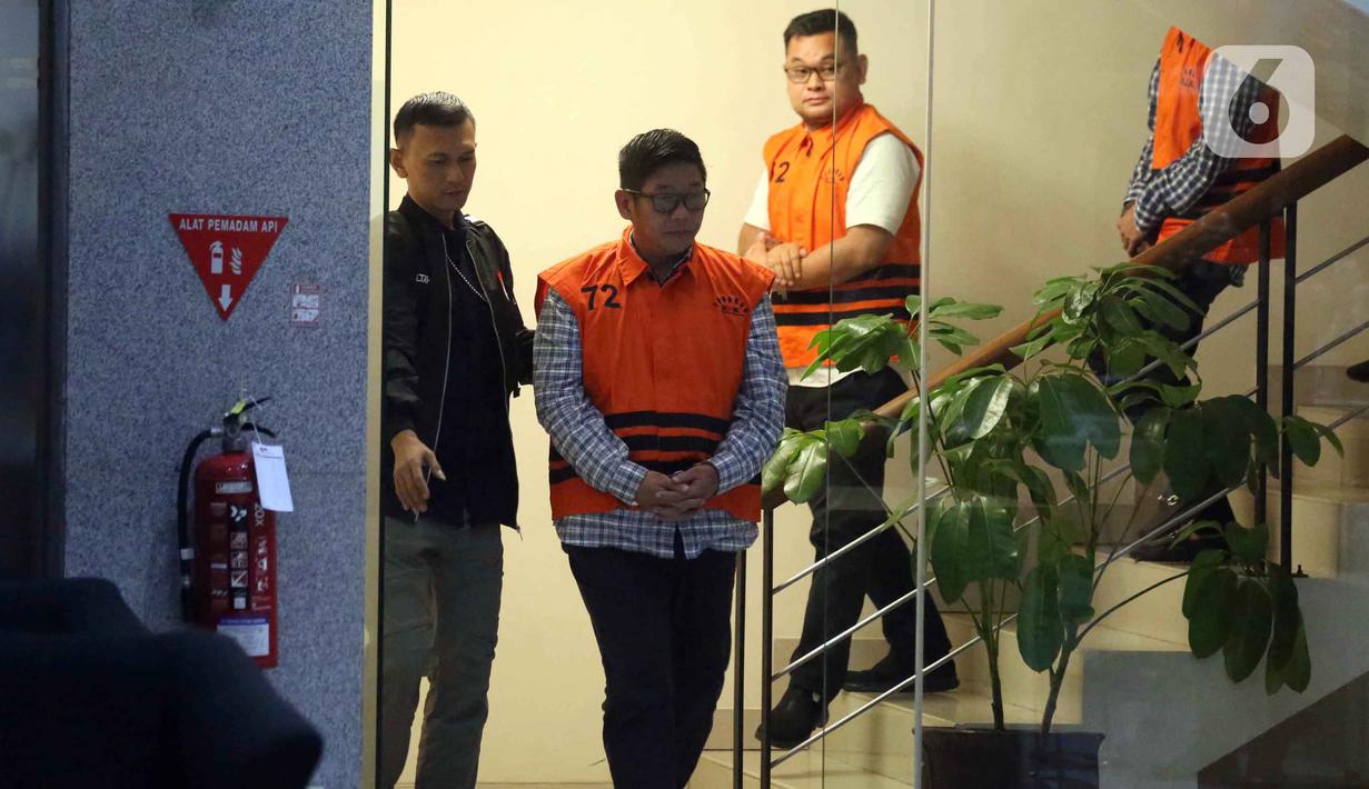 Mereka adalah Parwanto yang menjabat sebagai Wakil Ketua Dewan Perwakilan Rakyat Daerah (DPRD) Kabupaten Ogan Komering Ulu periode 2024-2029, Robi Vertigo (Anggota DPRD Kabupaten Ogan Komering Ulu periode 2024-2029), serta dari pihak swasta, yakni Mendra SB dan Ahmat Thoha. Tampak dalam foto, Wakil Ketua Dewan Perwakilan Rakyat Daerah (DPRD) Kabupaten Ogan Komering Ulu periode 2024-2029, Parwanto (depan) sesaat sebelum rilis penetapan penahanan di Gedung Merah Putih Komisi Pemberantasan Korupsi (KPK), Jakarta, Kamis 20 November 2025. (Liputan6.com/Helmi Fithriansyah)