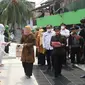 Menaker Ida Fauziyah saat menghadiri kegiatan Penyemprotan Disinfektan serta Pemberian Bantuan kepada Pekerja ter-PHK dan Dirumahkan di Pegangsaan, Jakarta Pusat, Jumat (26/6).