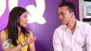 Dian Sastrowardoyo berdiskusi dengan Nicholas Saputra saat menghadiri konfrensi pers peluncuran eksklusif film AADC 2 di aplikasi HOOQ di Jakarta, Selasa (26/7). (Liputan6.com/Herman Zakharia)