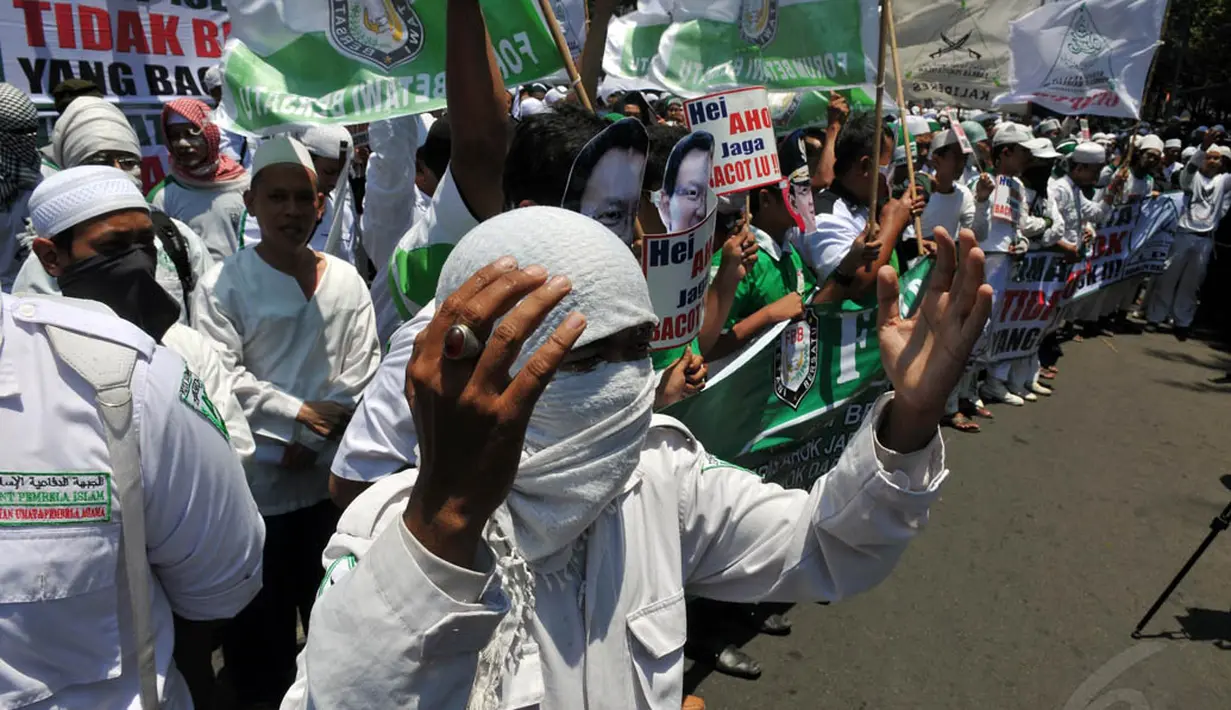 Ratusan aktivis FPI terlihat tetap semangat berorasi meski di bawah panasnya terik matahari, Jakarta, (24/9/14). (Liputan6.com/Johan Tallo) 