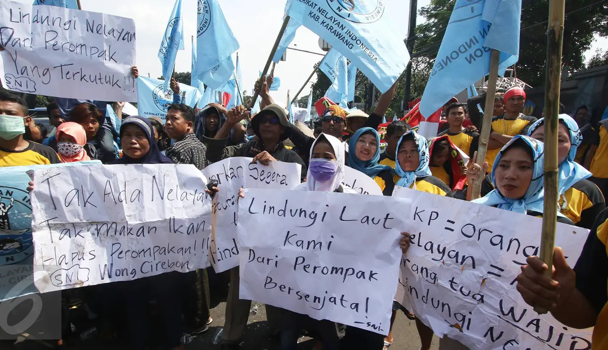 Serikat Nelayan Indonesia (SNI) melakukan unjuk rasa di depan Kementerian Kelautan dan Perikanan (KKP), Jakarta, Selasa (23/8). Mereka meminta perlindungan pemerintah karena kerap dihadang perompak di tengah laut. (Liputan6.com/Immanuel Antonius)