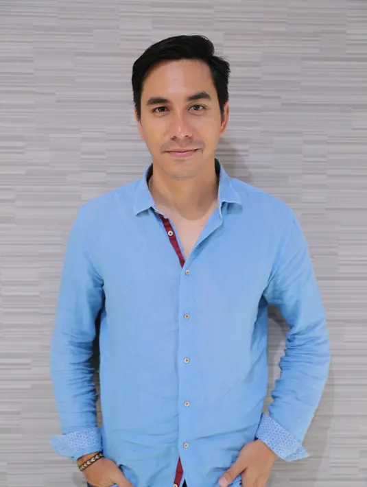 Kisah nyata terkait siswa membongkar praktek korupsi di sekolah yang terjadi pada tahun 2008 silam, akan diangkat ke layar lebar oleh Darius Sinathrya. Darius bekerjasama dengan LSM Transparansi Internasional Indonesia (TII). (Adrian Utama/Bintang.com)