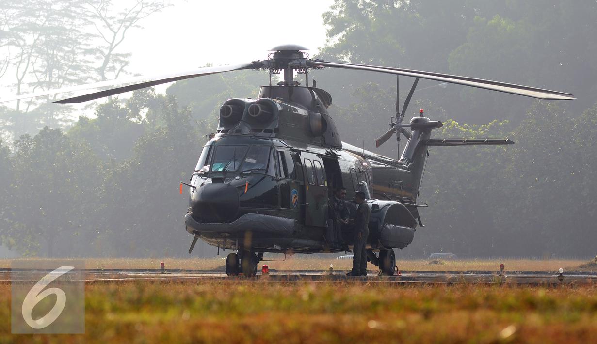 Sebuah helikopter super puma disiagakan dalam Upacara Serah Terima Jabatan Panglima TNI dari Jenderal TNI Moeldoko kepada Jenderal TNI Gatot Nurmantyo di Mabes TNI Jakarta, Selasa (14/7/2015). (Liputan6.com/Helmi Fithriansyah)