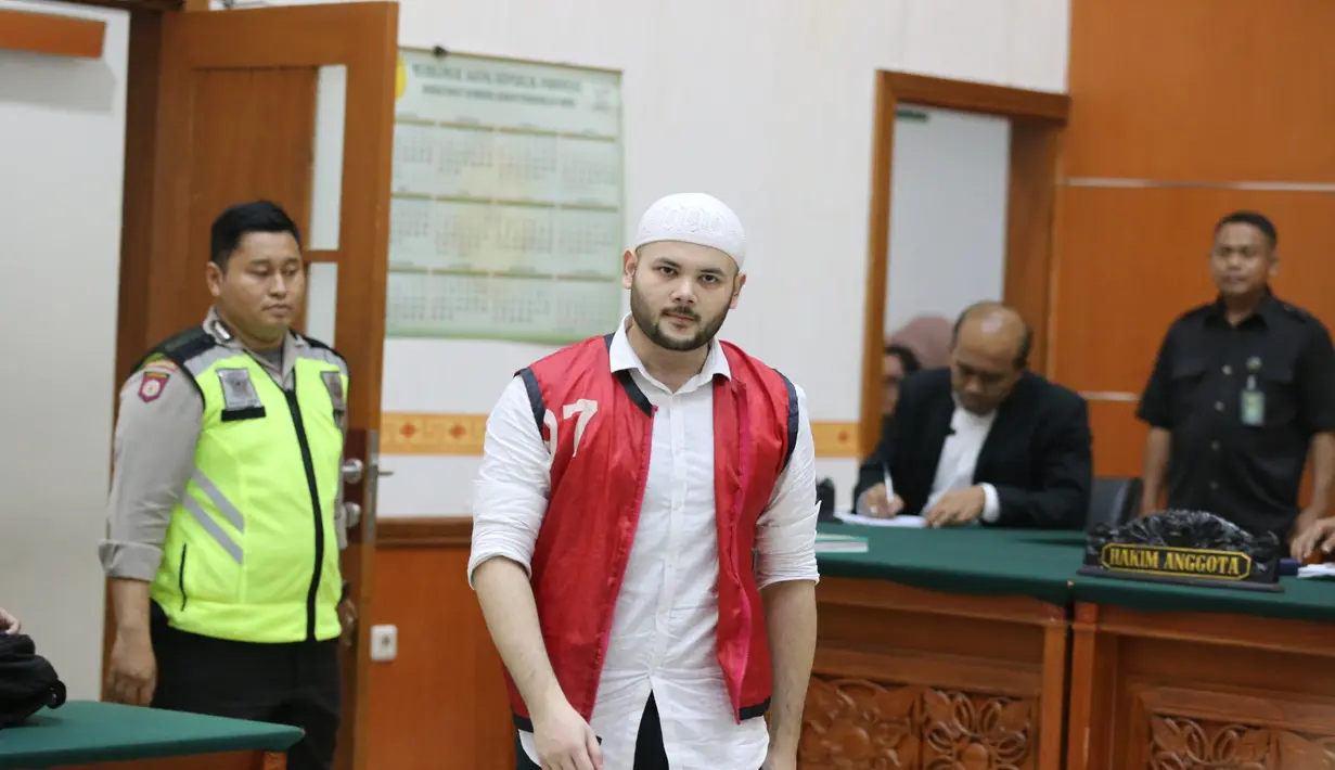 Pada sidang sebelumnya, penyanyi Ridho Rhoma dituntut hukuman penjara dua tahun oleh Jaksa Penuntut Umum. Sidang kembali di gelar di Pengadilan Negeri Jakarta Barat dengan agenda pladoi atau pembelaan terdakwa. (Adrian Putra/Bintang.com)