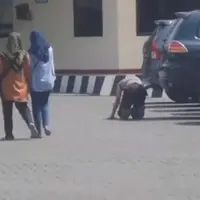 Salah satu anggota Sabhara berpangkat Brigadir Polisi (Brigpol) dihukum jalan merangkak oleh atasannya. (Foto: YouTube)