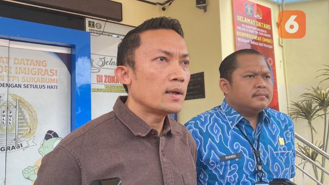 Kasubsi Intelijen Imigrasi Kelas II Non TPI Sukabumi, Samuel Arisandi saat diwawancara kondisi terkini empat WNA asal Bangladesh tanpa dokumen kunjungan, yang diamankan di Pelabuhanratu Kabupaten Sukabumi, (Liputan6.com/Fira Syahrin).