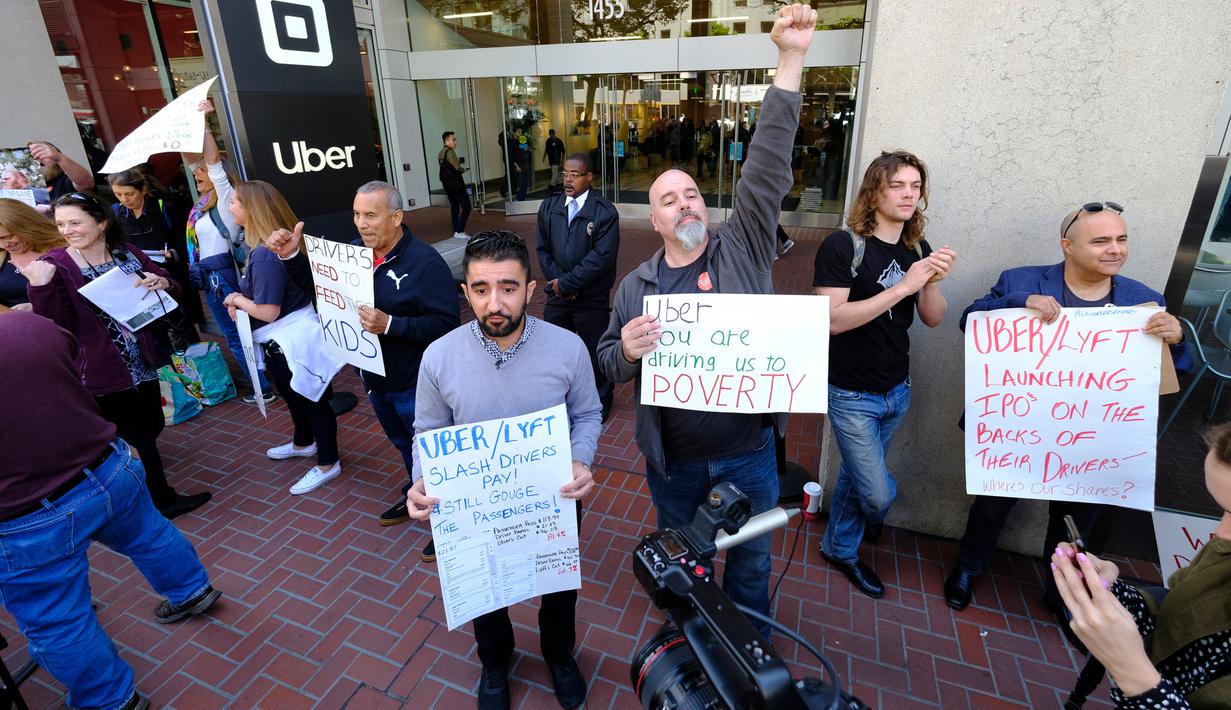 Sopir taksi online Uber membawa sejumlah poster saat berdemonstrasi di luar markas Uber di San Francisco, AS, Rabu (8/5/2019). Aksi protes ini terjadi menjelang penjualan saham perdana atau IPO Uber pada Jumat, 10 Mei 2019. (AP Photo/Eric Risberg)