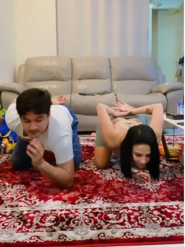 Workout challenge yang dilakukan Vanessa Angel dan Bibi Ardiansyah (https://www.instagram.com/p/CReLtAfHjit/)