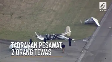 Pesawat kecil menabrak pesawat berukuran lebih besar saat hendak lepas landas di Bandara Indiana, Amerika Serikat.